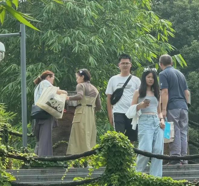 秋佳节对比照片。照片中全红婵短袖亲自烤火腿吃爱游戏app最新登录入口全红婵Vs陈