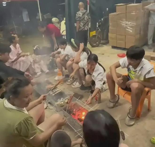 秋佳节对比照片。照片中全红婵短袖亲自烤火腿吃爱游戏app最新登录入口全红婵Vs陈芋汐中(图2)