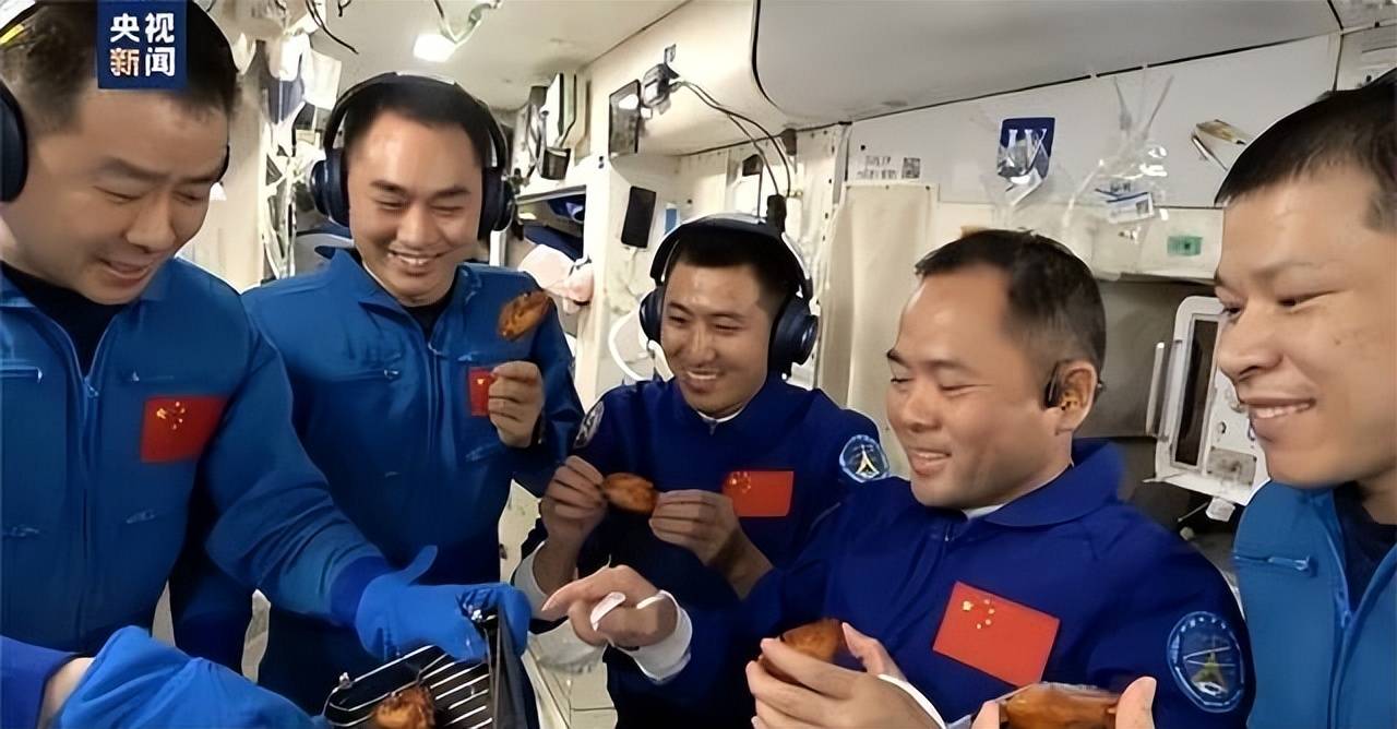 站里烤鸡翅怎么就让西方破防了？爱游戏app中国航天员在空间(图5)