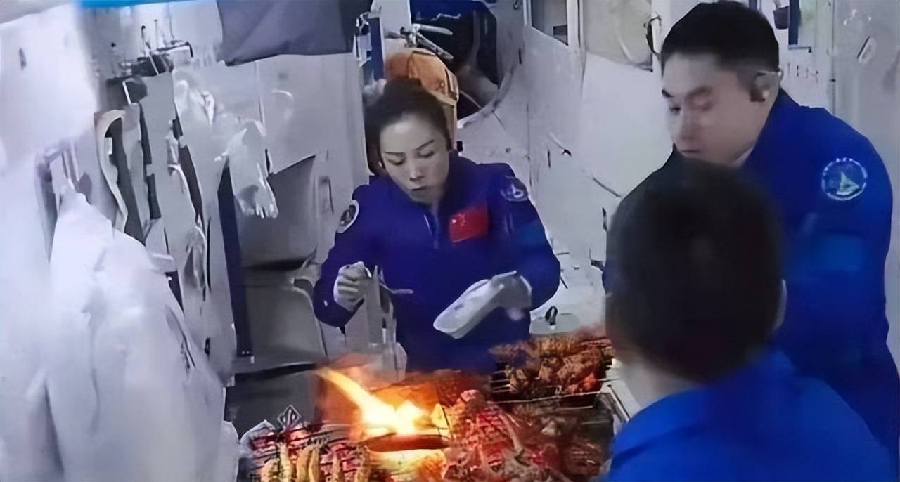 站里烤鸡翅怎么就让西方破防了？爱游戏app中国航天员在空间(图7)